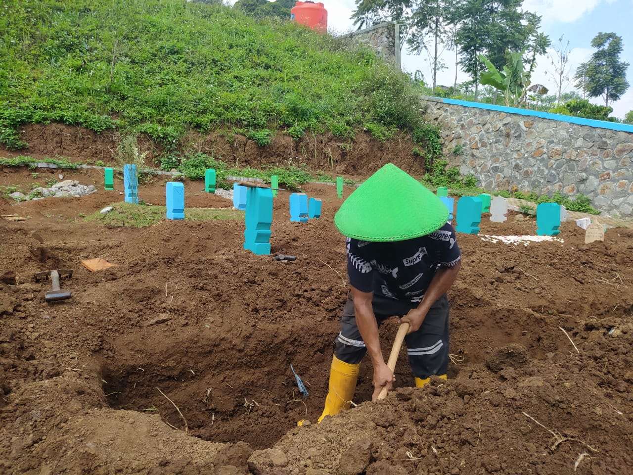 ILUSTRASI: Tukang gali kubur sedang mengerjakan galiannya di pemakaman khusus Covid-19 wilayah Cipageran, Kecamatan Cimahi Selatan.