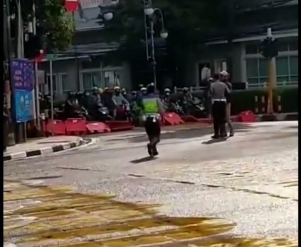 TANGKAPAN LAYAR: Salah satu potongan video yang menampilkan puluhan pengendara bermotor terobos water barrier (pembatas jalan).