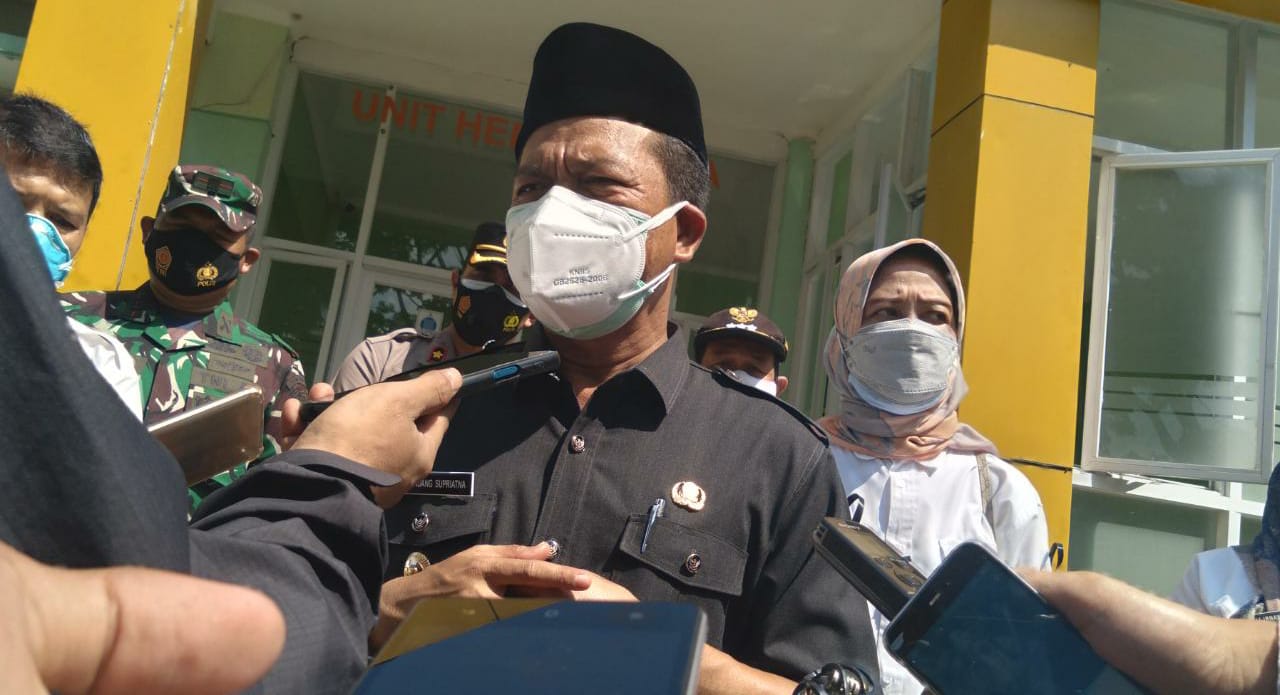 Bupati Bandung, Dadang Supriatna saat diwawancarai terkait diresmikannya layanan Hemodialisa di RSUD Cicalengka, Kamis (30/6). (Yanuar Baswata/Jabar Ekspres)