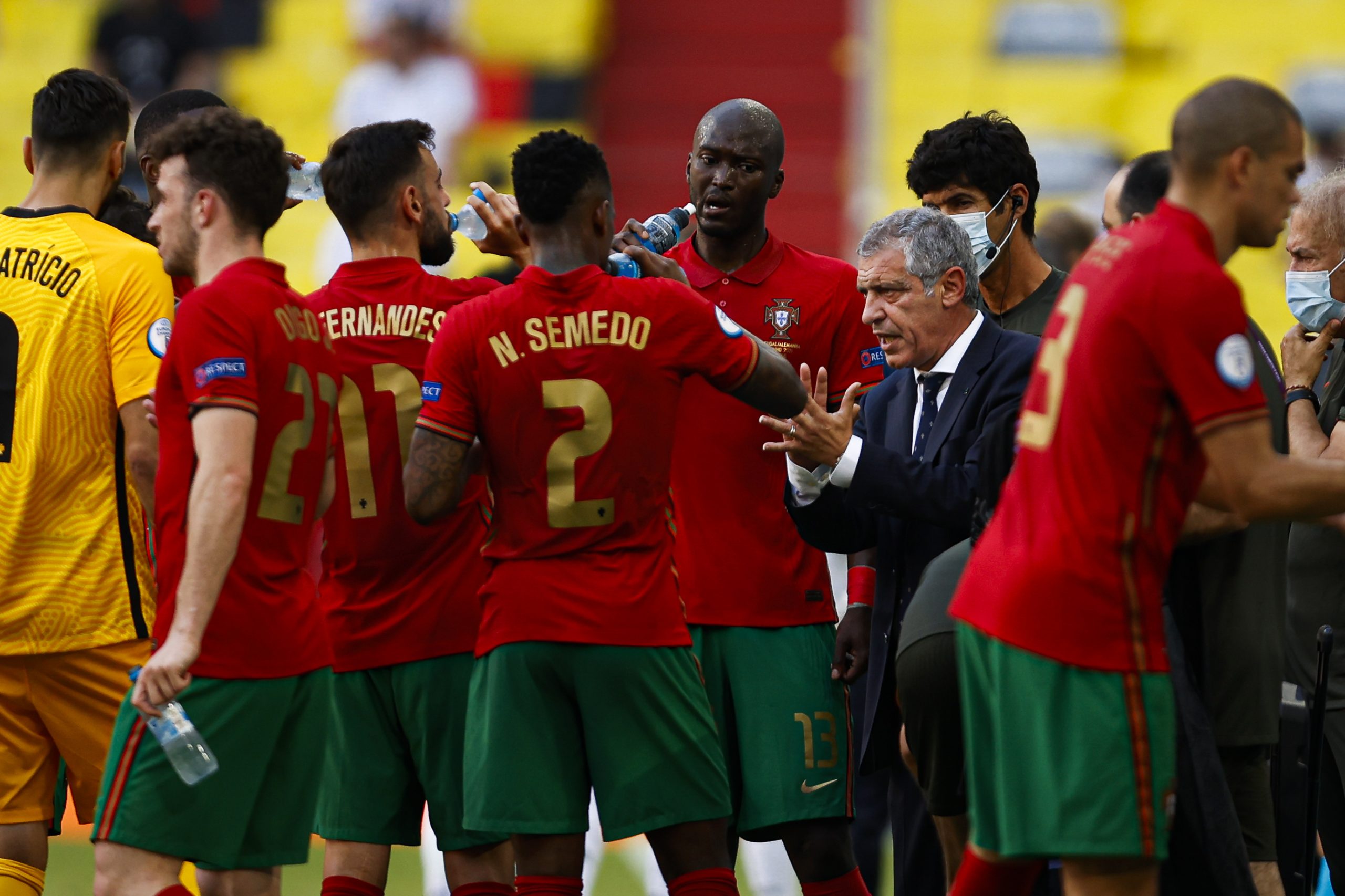 Bruno Fernandes bersama punggawa timnas Portugal lainnya. (@selecaoportugal/Twitter)