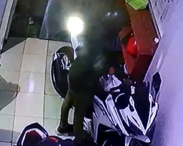 aksi pencurian yang tertangkap CCTV