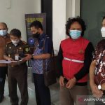Jaksa Kejaksaan Negeri Bandung menangkap buronan selama 8 tahun kasus korupsi di Kantor Kejari Bandung, Kota Bandung, Jawa Barat, Jumat (4-6-2021). ANTARA/Bagus Ahmad Rizaldi