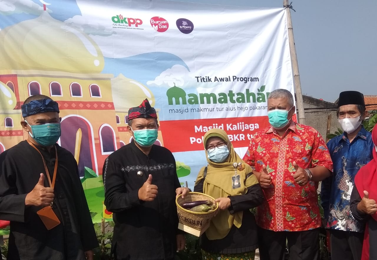 Wali Kota Bandung, Oded M Danial foto bersama Kepala DKPP Kota Bandung, Camat Antapani, Ketua DKM Masjid Kalijaga dan Ketua RW 01. (Foto: Nurrani Rusmana)