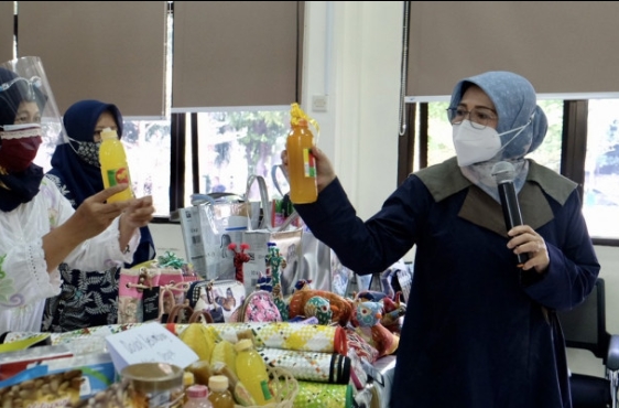 Ketua Dekradasna Kota Depok, Elly Farida saat promosikan produk UPPKA