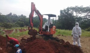 Alat berat yang dikirim DPUPR untuk membantu penggalian kubur di TPU Karaba Tapos (ist.)