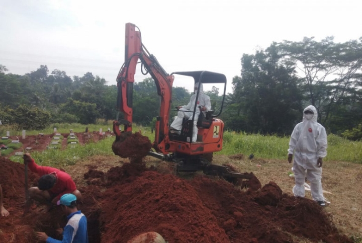 Alat berat yang dikirim DPUPR untuk membantu penggalian kubur di TPU Karaba Tapos (ist.)