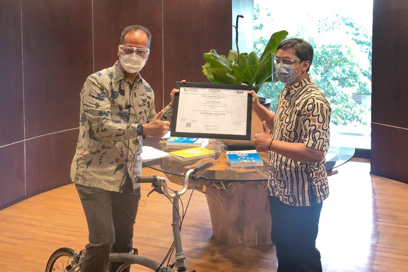 Menteri Perindustrian Agus Gumiwang Kartasasmita (kiri) menyerahkan Sertifikat Produk Penggunaan Tanda Standar Nasional Indonesia (SPPT SNI) kepada Deputi Direktur PT Kreuz Bike Indonesia, Hendri Supriadi (kanan) di Jakarta (ANTARA/HO/Kementerian Perindustrian)