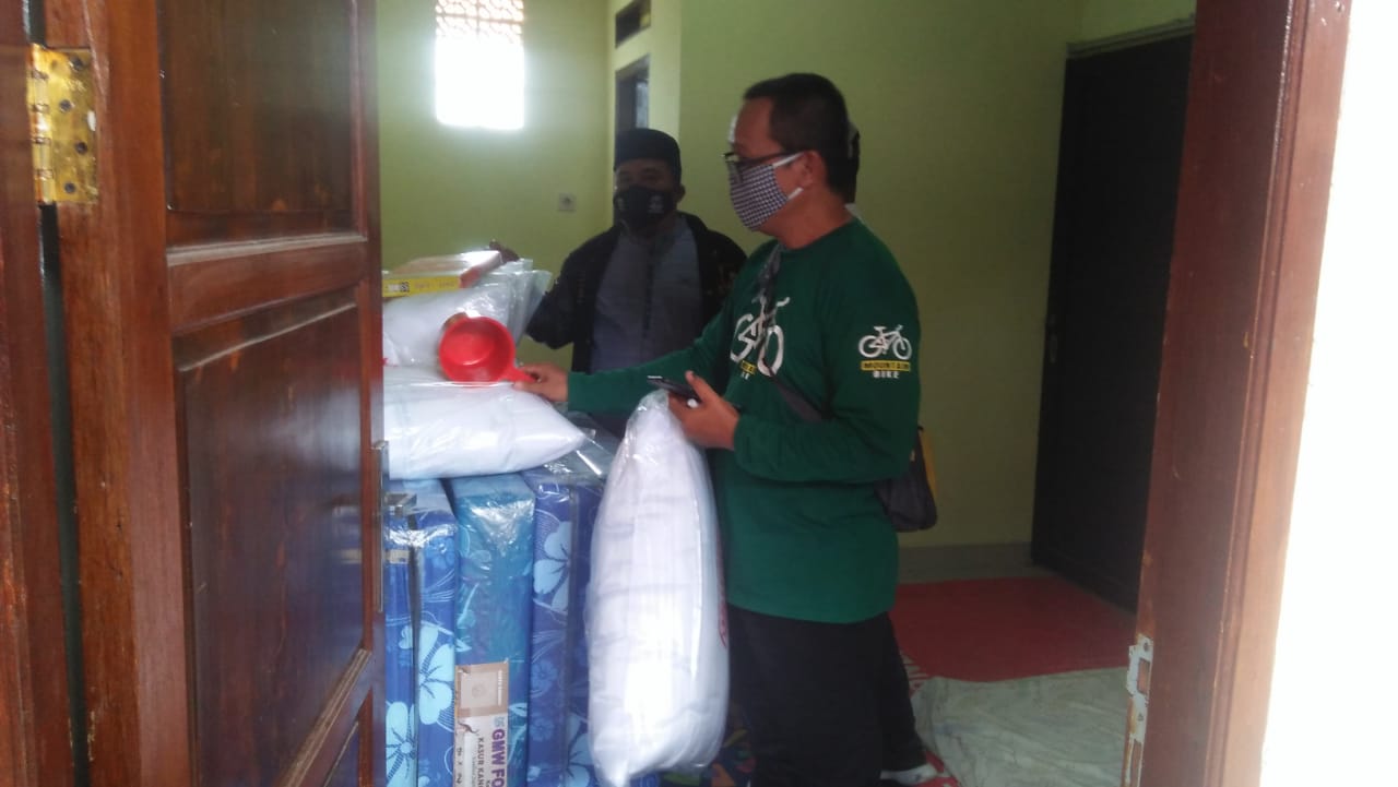 Ilustrasi: Pihak kecamatan cibiru tengah mempersiapkan fasilitas di ruangan isolasi