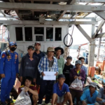 Petugas Dirpolair Baharkam Polri menangkap anak buah kapal (ABK) asing asal Vietnam yang melakukan penangkapan ikan ilegal di Perairan Natuna, Kepulauan Riau, Jumat (5/6/2021) (ANTARA/HO-Dirpolair Baharkam Polri).