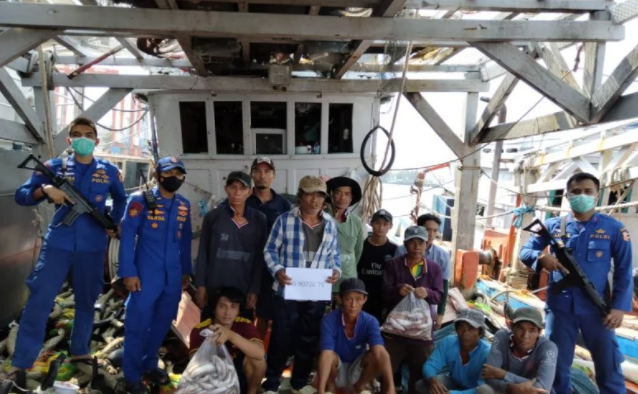 Petugas Dirpolair Baharkam Polri menangkap anak buah kapal (ABK) asing asal Vietnam yang melakukan penangkapan ikan ilegal di Perairan Natuna, Kepulauan Riau, Jumat (5/6/2021) (ANTARA/HO-Dirpolair Baharkam Polri).