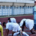 Pelatih Persib Bandung, Robert Rene Alberts mengawasi anak asuhnya latihan. Foto: persib.co.id.