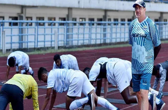 Pelatih Persib Bandung, Robert Rene Alberts mengawasi anak asuhnya latihan. Foto: persib.co.id.