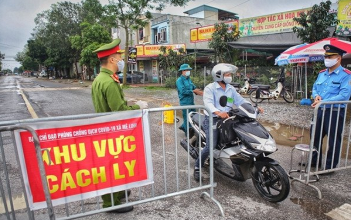 Petugas di Vietnam berjaga-jaga di masa social distancing beberapa waktu lalu. Foto: VNA/VNS Photo Danh Lam.