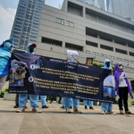 IANFU menggelar aksi damai memperingati 'Hari Laut Sedunia' di depan gedung Kedubes Jepang, Jalan MH Thamrin, Jakarta Pusat, Selasa (8/6). Foto: Dokumen IANFU
