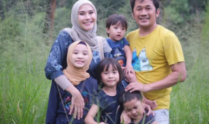 Zaskia Mecca bersama suami, Hanung Bramantyo dan anak-anaknya. Foto: Instagram.