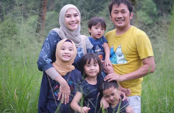 Zaskia Mecca bersama suami, Hanung Bramantyo dan anak-anaknya. Foto: Instagram.