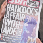 Halaman depan surat kabar The Sun edisi Jumat (25/6) menampilkan foto Menteri Kesehatan Inggris Matt Hancock yang sedang berciuman dengan ajudannya. Foto: PA.