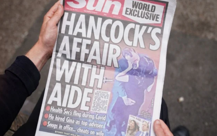 Halaman depan surat kabar The Sun edisi Jumat (25/6) menampilkan foto Menteri Kesehatan Inggris Matt Hancock yang sedang berciuman dengan ajudannya. Foto: PA.