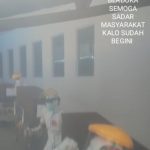 Tangkapan layar video viral nakes RSUD Cibabat membawa peti jenazah.