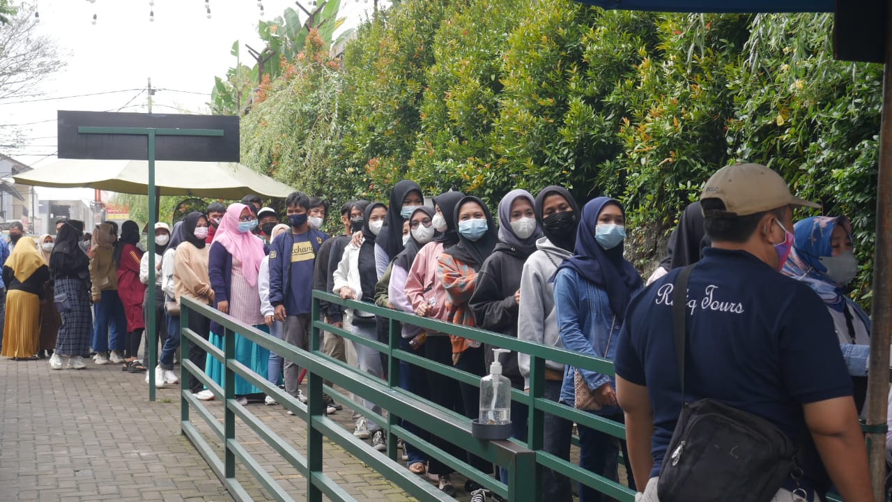 ILUSTRASI: Pengunjung mengantre di salah satu objek wisata Lembang, KBB.