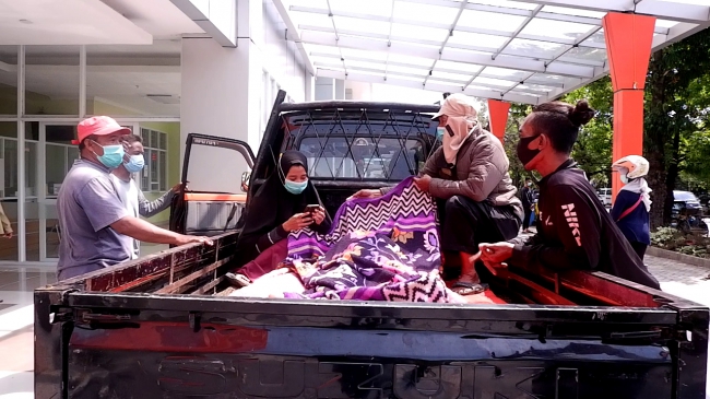 Perjuangan warga mengantar pasien menggunakan mobil bak untuk mencari rumah sakit