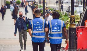 Ilustrasi - Petugas COVID-19 berjalan di sepanjang Regent Street di London (7/6/2021). Inggris mengalami lonjakan kasus virus corona, yang menurut para ilmuwan didorong oleh orang-orang muda yang belum divaksinasi, bersama dengan penyebaran cepat varian Delta. ANTARA/Vuk Valcic / SOPA Images/Sipa US via Reuters Connect/pri.