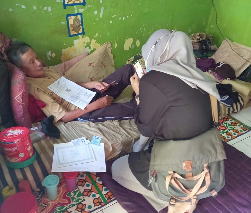 Penyaluran bansos oleh pihak kelurahan Cipadung yang dilakukan door to door pada warga yang sakit.
