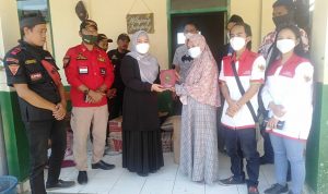 Anggota DPRD Kota Bandung Nunung dan LSM PMRI berikan bantuan