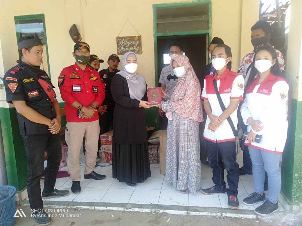 Anggota DPRD Kota Bandung Nunung dan LSM PMRI berikan bantuan