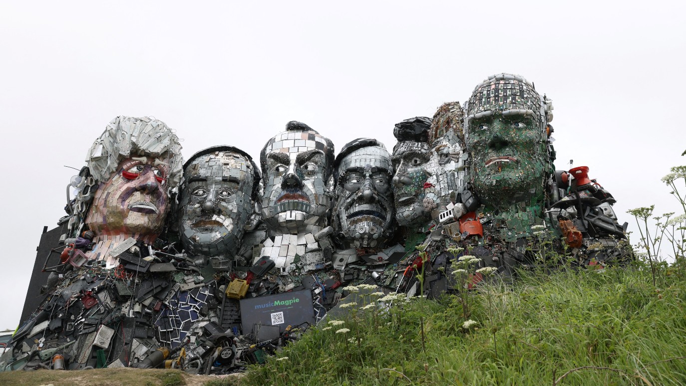 'Gunung Recyclemore' sebuah patung karya Joe rush yang terbuat dari limbah elektronik yang menggambarkan para pemimpin G7 berbentuk seperti Gunung Rushmore