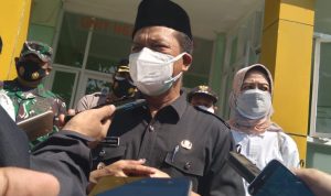 Bupati Bandung, Dadang Supriatna di RSUD Cicalengka, Rabu (30/6) kemarin. (Yanuar Baswata/Jabar Ekspres)