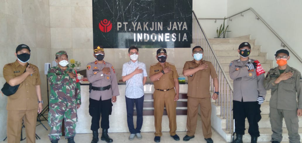 Tim Satgas Covid-19 Kecamatan Cimanggung saat foto bersama usai lakukan sidak di PT Yakjin Jaya Indonesia, Senin (5/7). (Yanuar Baswata/Jabar Ekspres)