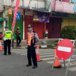 ILUSTRASI: Petugas menjaga salah satu jalan utama di wilayah Kota Cimahi yang sudah ditutup, Jalan Rd. Demang Hardjakusumah, beberapa waktu lalu.