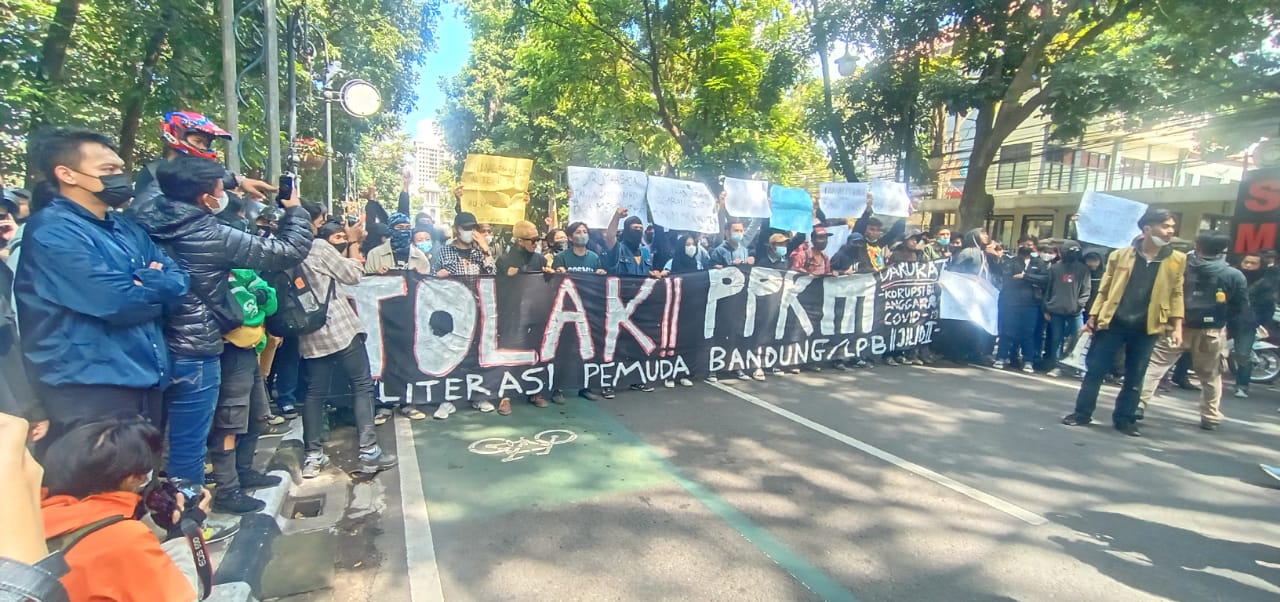 Ribuan warga Kota Bandung melakukan aksi unjuk rasa untuk menolak pemberlakukan PPKM Darurat.