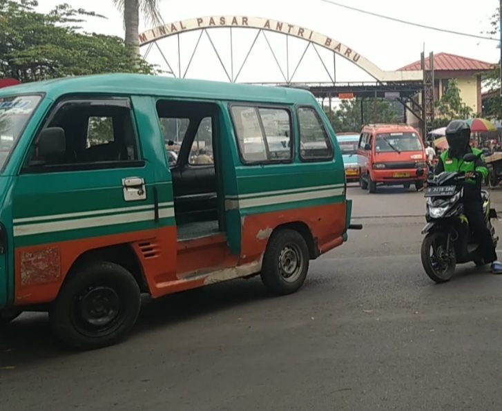 ILUSTRASI: Angkutan umum antarkota alias angkot di Kota Cimahi.