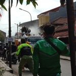 Salah satu mobil PMI sedang melakukan penyemprotan disinfektan di wilayah Kota Cimahi, Sabtu (31/7)(Intan Aida/Jabar Ekspres)