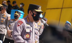 Kapolri Jendral Pol. Listyo Sigit Prabowo meninjau pelaksanaan vaksin di SOR Arcamanik Kota Bandung