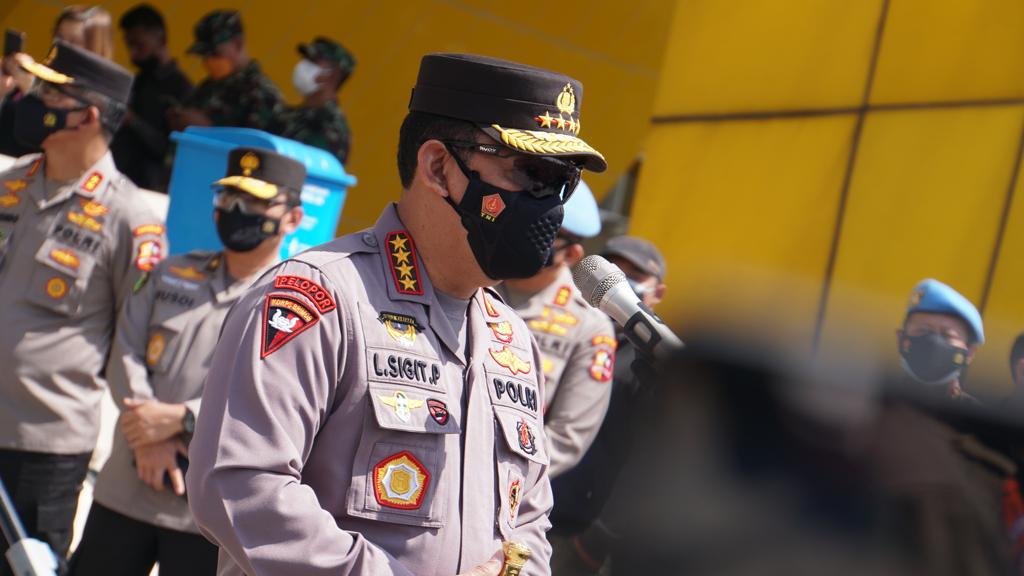 Kapolri Jendral Pol. Listyo Sigit Prabowo meninjau pelaksanaan vaksin di SOR Arcamanik Kota Bandung