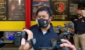 Kasatreskrim Polrestabes Bandung, AKBP Adnan Mangopang ketika diminta ketaranagan oleh awak media