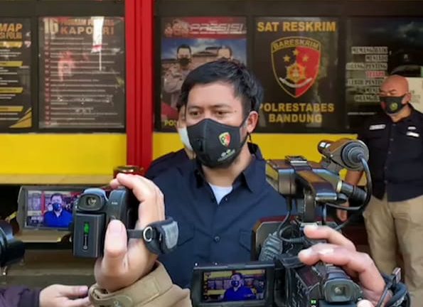 Kasatreskrim Polrestabes Bandung, AKBP Adnan Mangopang ketika diminta ketaranagan oleh awak media