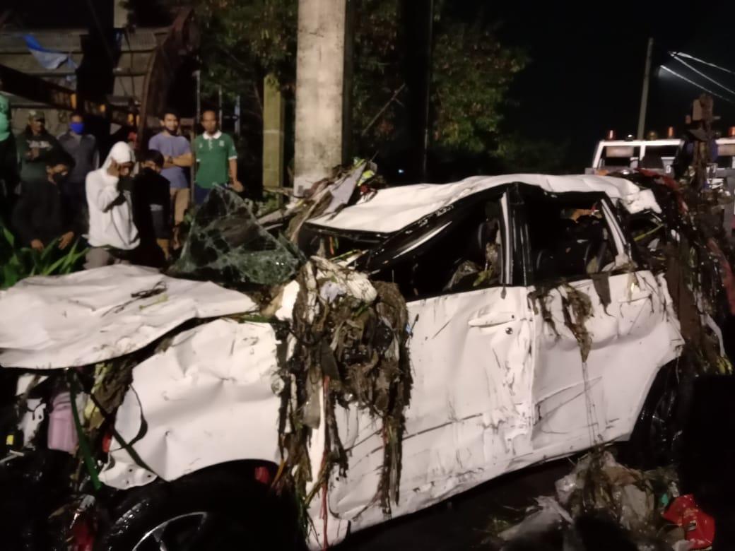 Kendaraan roda empat jenis Toyota Veloz berhasil dievakuasi petugas Diskar PB Kota Bandung setelah hanyut di sungai.