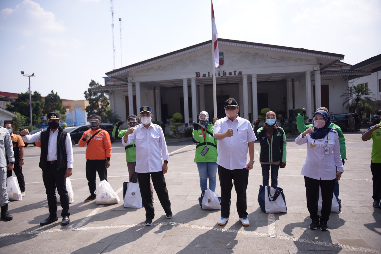 Menteri Koordinator Bidang Perekonomian Airlangga Hartarto bersama para penerima bantuan yang diberikan simbolis di depan kantor Wali Kota Bogor