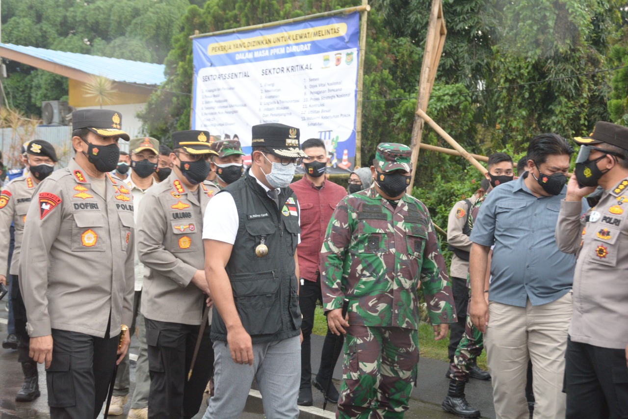 Pangdam III Siliwangi bersama Gubernur Jawa Barat dan Kapolda Jabar melakukan monitoring penerapan PPKM Jabar