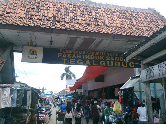 Pasar Tegalgubug yang menjadi sentra penjualan tekstil di Kabupaten Cirebon