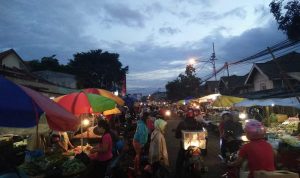 Pedagang Kaki Lima di sepanjang jalan Cikutra, Kelurahan Cicadas kerap menimbulkan kerumunan dan kemacetan jalan..