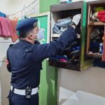 Petugas Lapas Jelekong Kelas IIA Bandung menggelar razia kamar hunian warga binaan guna meminimalisir peredaran narkoba di dalam sel penjara.