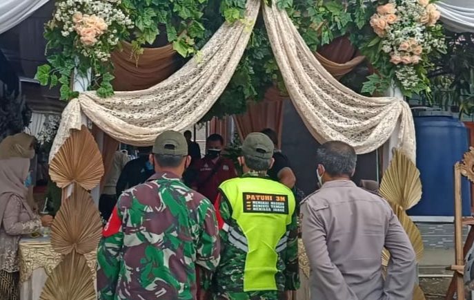 Petugas Satgas penanggulangan Covid-19 mendatangi acara resepsi pernikan yang digelar oleh oknum ASN di Kabupaten cianjur.