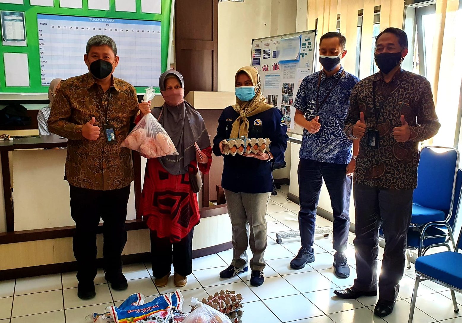 Pimpinan CABANG BNI Kota Bandung H. Irwansyah Kusumah Putra menyerahkan bantuan secara simbolis kepada Keluarga Penerima Manfaat (KPM).