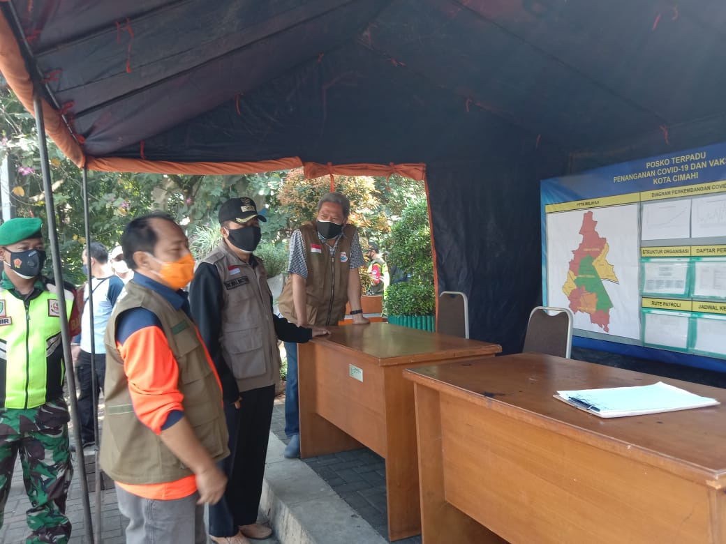 Plt Wali Kota Cimahi Ngatiyana ketika meninjau Pos Penyekatan PPKM Darurat