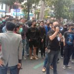 Ratusan pedagang ponsel di Bandung Elecktronik center (BEC) ikut turun ke jalan menolak PPKM Darurat diperpanjang.